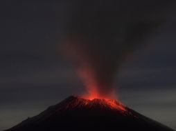 El volcán Popocatépetl mantiene una fuerte actividad que ha provocado exhalaciones acompañadas de vapor de agua, gases volcánicos y ceniza; además de tremores y explosiones. EFE / ARCHIVO