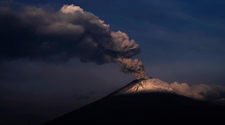 El Popocatépetl mantiene una actividad que provoca monitoreo constante por parte de las autoridades. AP / M. Ugarte