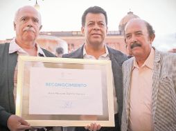 Francisco Ramírez Salcido, presidente municipal interino de Guadalajara, entrega el reconocimiento a los familiares del músico. ESPECIAL