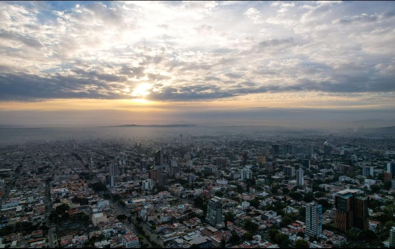 Una capa de contaminación opacó la ciudad la mañana del último día de enero. EL INFORMADOR/A. Navarro