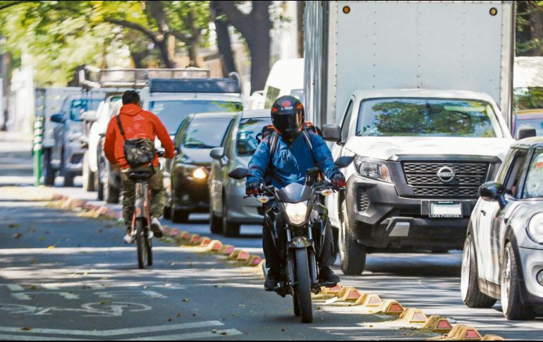 Este medio de comunicación observó que motociclistas circulan por el carril Bus Bici de avenida Hidalgo, pese a que está prohibido. Esta práctica pone en riesgo a los ciclistas que circulan por la vía. EL INFORMADOR/A. Navarro