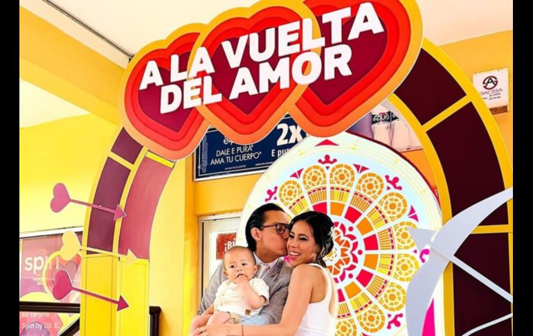 Pareja de enamorados se casan en el Oxxo ubicado en Puerto Vallarta, Jalisco. ESPECIAL/OXXO