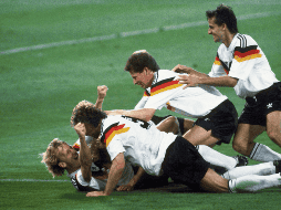 Los jugadores de Alemania celebran el gol de Andreas Brehme, izquierda en el piso, para derrotar a Argentina en la final de la Copa Mundial, el 8 de julio de 1990, en Roma. AP / C. Fumagalli