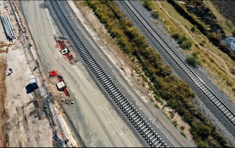 Las imágenes muestran los primeros metros de los rieles que son colocados en el tramo de la estación Las Juntas a Concepción del Valle. ESPECIAL/ SIOP.