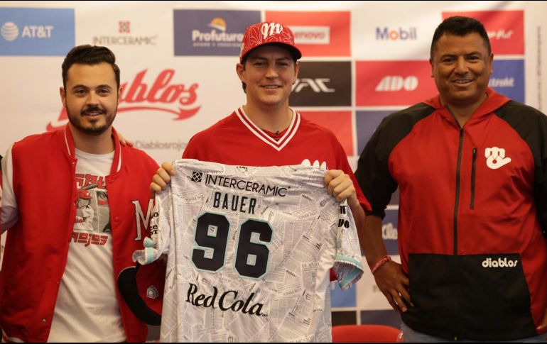 El ganador del Cy Young de la Liga Nacional en 2020 fue presentado ayer con los Pingos. SUN/C. Mejía
