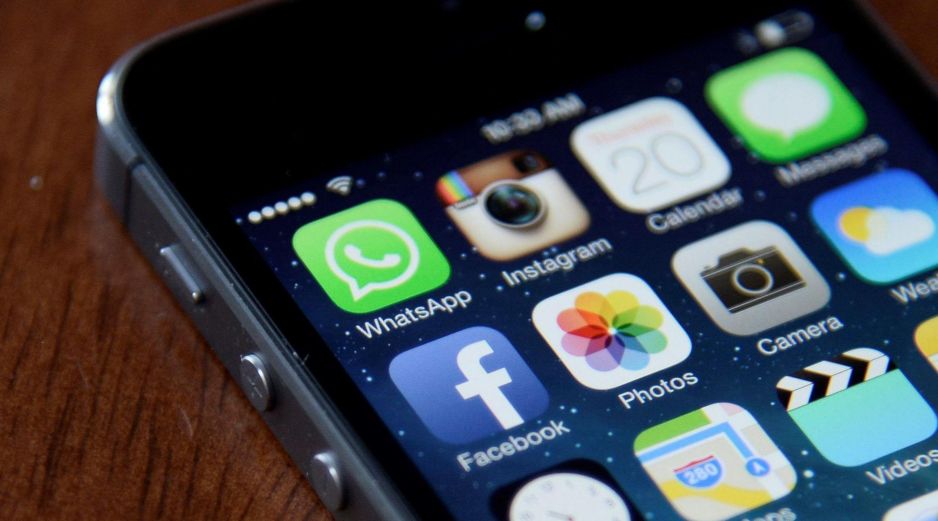  Recientemente, la aplicación de WhatsApp ha hecho una serie de cambios relacionados con las nuevas regulaciones que ha emitido la Unión Europea. Esto llevaría consigo una actualización en la mejora de las políticas de privacidad y en la manera en que se emiten mensajes a terceros hoy en día. EFE/ARCHIVO