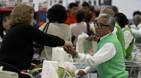 De acuerdo con especialistas, la medida afecta a las personas mayores que siguen laborando y que no están informadas de sus Afores. AFP/Archivo