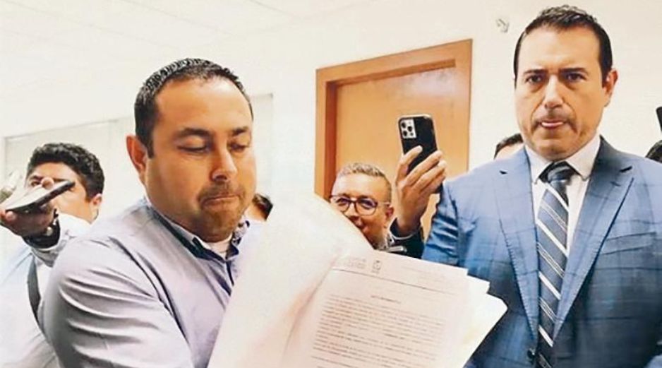 En la fotografía se puede apreciar a Noé Ramos mostrando la denuncia que interpuso en el Congreso del Estado en 2022. ESPECIAL
