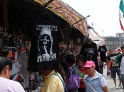 La camiseta con la imagen de la Santa Muerte y el mensaje a favor de AMLO representa una fusión singular entre la religión, la política y la cultura popular mexicana. EFE/ M. Guzmán.