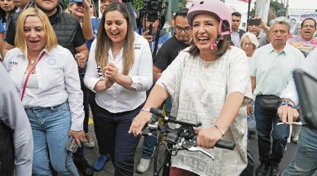 Aunque la candidata opositora tenía previsto pegar calcas en la alcaldía Benito Juárez, no pudo hacer ninguna ante la concurrencia en el punto de encuentro. EL UNIVERSAL