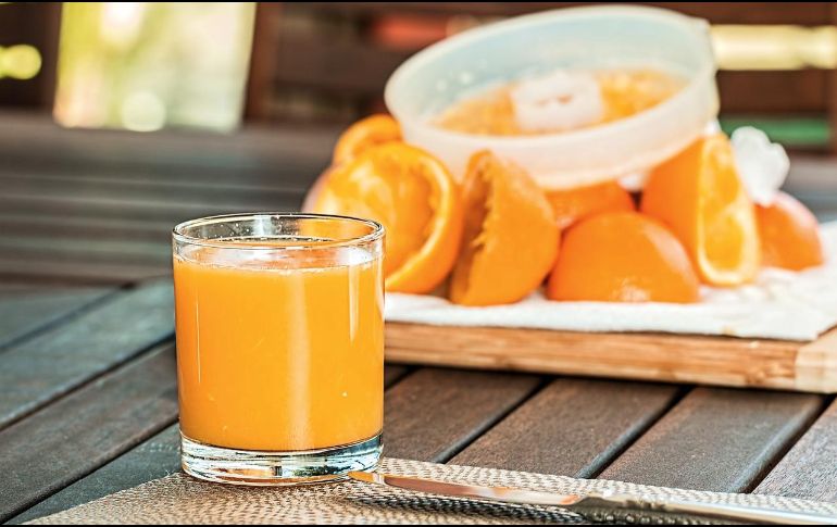 El jugo de naranja aporta distintas vitaminas y minerales que aportan en nuestra salud. ESPECIAL/Foto de Steve Buissinne en Pixabay