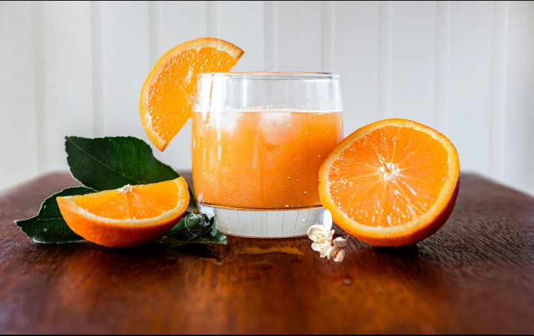 Tomar jugo de naranja todos los días puede ser una buena opción para una dieta saludable. ESPECIAL / Foto de Sandie Peters en Unsplash