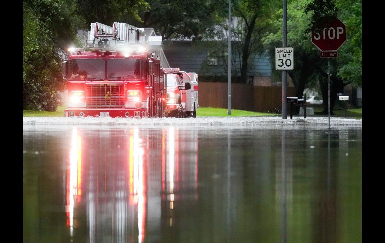 Las autoridades locales han alertado a la población a mantenerse vigilante, en vista de que los meteorólogos prevén que el mal tiempo prosiga el domingo en el sureste de Texas. AP