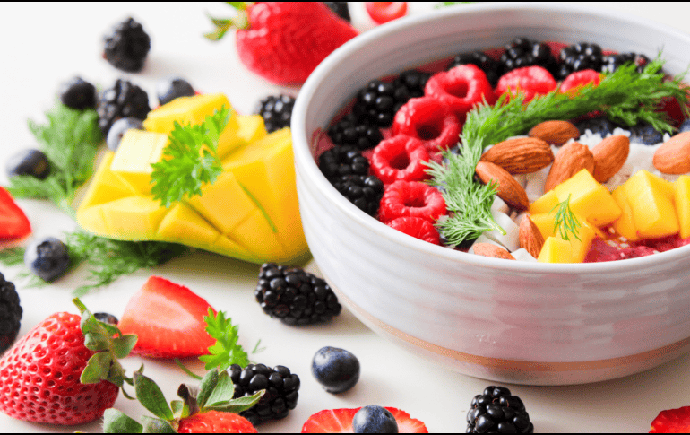 No todas las frutas presentan el mismo nivel de azúcar, lo que podría influir en tu peso si se consumen en exceso. ESPECIAL/Canva