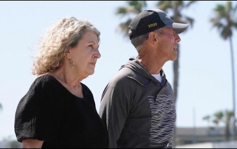 En esta imagen tomada de un video, la australiana Debra Robinson junto a su esposo Martin, ofrecen una conferencia de prensa en la playa en en San Diego, Estados Unidos, el martes 7 de mayo de 2024, tras el asesinato en México de sus hijos y de un amigo estadounidense en un viaje para hacer surf. Canal 9/POOL vía AP