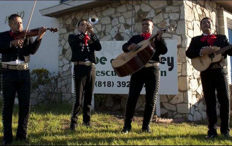 El número de músicos y el tiempo de su música influye en el precio de las serenatas con mariachi. EFE/Archivo