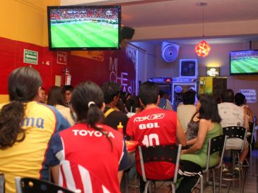 Diversas personas se unirán a ver el "clásico de clásicos" Chivas vs América en restaurantes y bares de Guadalajara. ARCHIVO