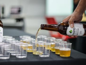 Las cuatro variedades de la cerveza Naipe fueron degustadas por los asistentes y explicadas por Omar Soberanes, fundador de la compañía. EL INFORMADOR/H. Figueroa