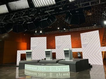 Aspectos de los preparativos finales para lo que será el escenario del último debate presidencial en México.SUN/Berenice Fregoso