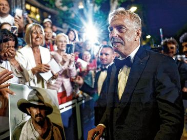 El actor estadounidense Kevin Costner se reúne con sus fans después de la proyección de la película “Horizon: An American Saga” en la 77ª edición del Festival de Cine de Cannes. AFP