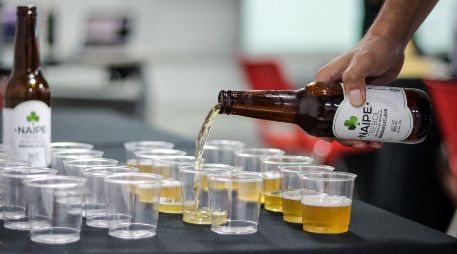 Las cuatro variedades de la cerveza Naipe fueron degustadas por los asistentes y explicadas por Omar Soberanes, fundador de la compañía. EL INFORMADOR/H. Figueroa