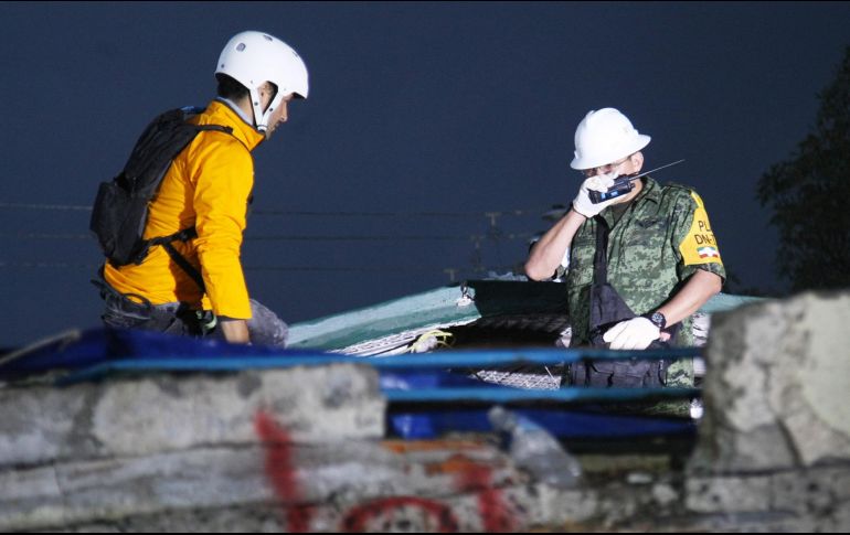 A las 05:30 de la mañana se logra la evacuación del cuerpo de una mujer de aproximadamente 58 años que laboraba en este plantel.