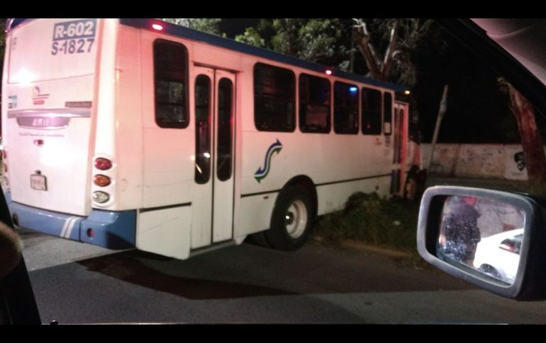 Chofer sufre grave accidente cuando reparaba su camión