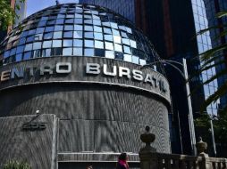 En el mercado accionario local se opera un volumen de tres millones de títulos. AFP / ARCHIVO