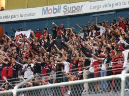 La porra de Atlas con euforia, apoya a su equipo en medio de un partido con cánticos y alaridos.