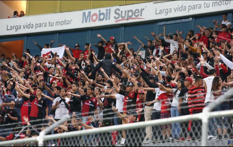 La porra de Atlas con euforia, apoya a su equipo en medio de un partido con cánticos y alaridos.