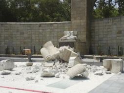 Derrumbe. El Monumento a la Madre, hecho añicos.
