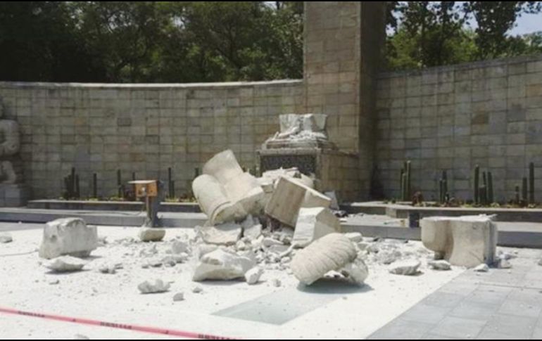 Derrumbe. El Monumento a la Madre, hecho añicos.