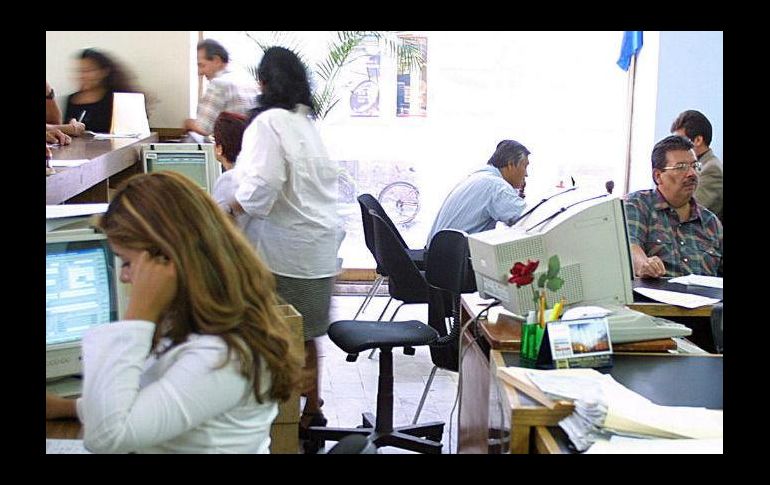 Recortes 'meten tijera' a 184 mil 400 plazas en el sexenio (y vienen más)