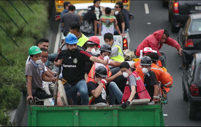 Aspecto de voluntarios sobre la calzada de Tlalpan; piden liberan las avenidas para garantizar el paso de los vehículos.