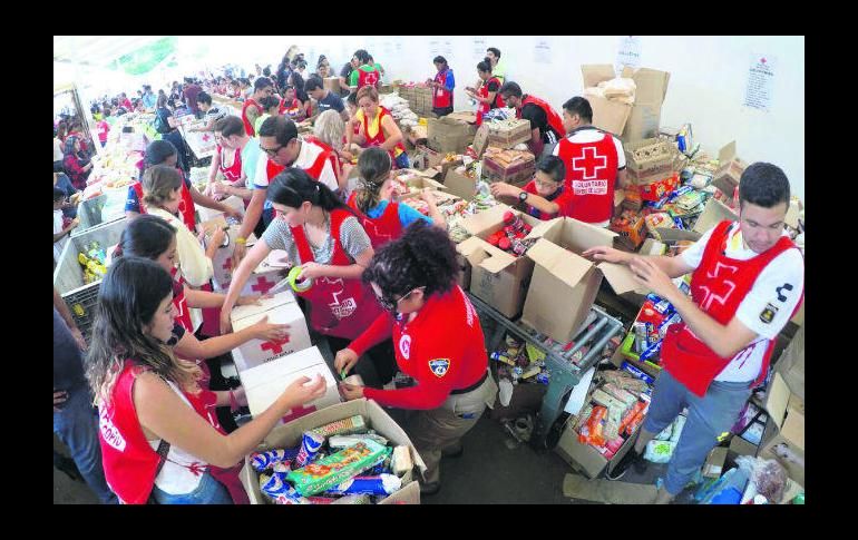 Tapatíos se vuelcan sobre centros de acopio para ayudar a damnificados