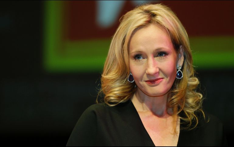 La escritora británica señala que ya hizo una donación e invita a sus seguidores a hacer lo mismo para ayudar a los afectados.