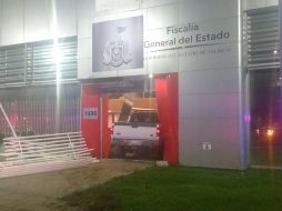 La camioneta tiró la reja exterior de la Fiscalía y atravesó las puertas principales.