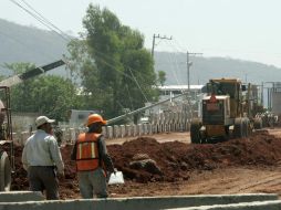 Dos postes de luz cayeron por accidente mientras se ejecutaban las obras para el paso a desnivel en carretera a Zapotlanejo. A. CAMACHO  /