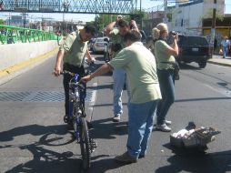 Peritos del Instituto Jalisciense de Ciencias Forenses (IJCF) determinarán la culpabilidad del chofer. O. RUVALCABA  /