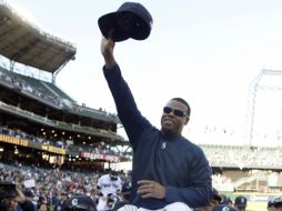 Ken Griffey Jr es llevado en hombros alrededor por sus compañeros del campo. AP  /