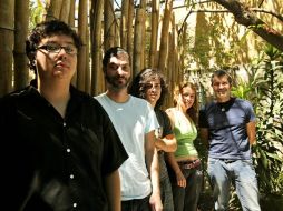 En primer plano, tres de los integrantes de la pieza sonora del siguiente Roqart, y al fondo, Icari Gómez Aldana. E.BARRERA  /