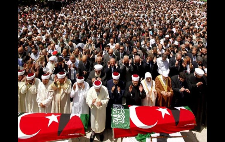 Alrededor de 15 mil personas se concentraron en la mezquita de Fatih, en Estambul, para honrar a los nueve activistas turcos. EFE  /