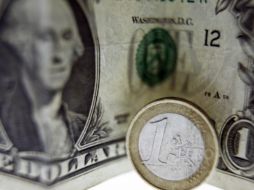 El euro se cotizó debajo de los 1.21 dólares. AFP  /