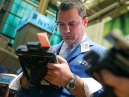 Las acciones estadounidenses bajaron el viernes a su menor nivel de cierre desde febrero. ARCHIVO  /