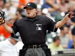 Jim Joyce reacciona después de que Magglio Ordóñez anotó contra los Indios de Cleveland. REUTERS  /