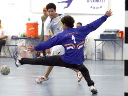 El portero sonorense trata de detener el disparo del jugador jalisciense.CONADE  /