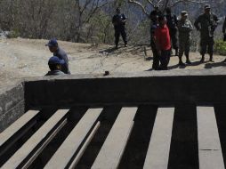 La fosa clandestina fue encontrada en la entrada de una mina que tiene una profundidad de más de 100  metros. EFE  /