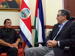 Steven Seagal plática con el canciller de Costa Rica, René Castro. EFE  /