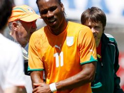 Drogba se fracturó el antebrazo jugando un amistoso contra los japoneses. REUTERS  /