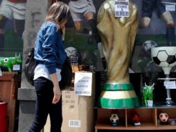La afición futbolera llega a tal nivel que en una tienda de la ciudad de México le ofrecen una copa a precio de ganga. EL UNIVERSAL  /